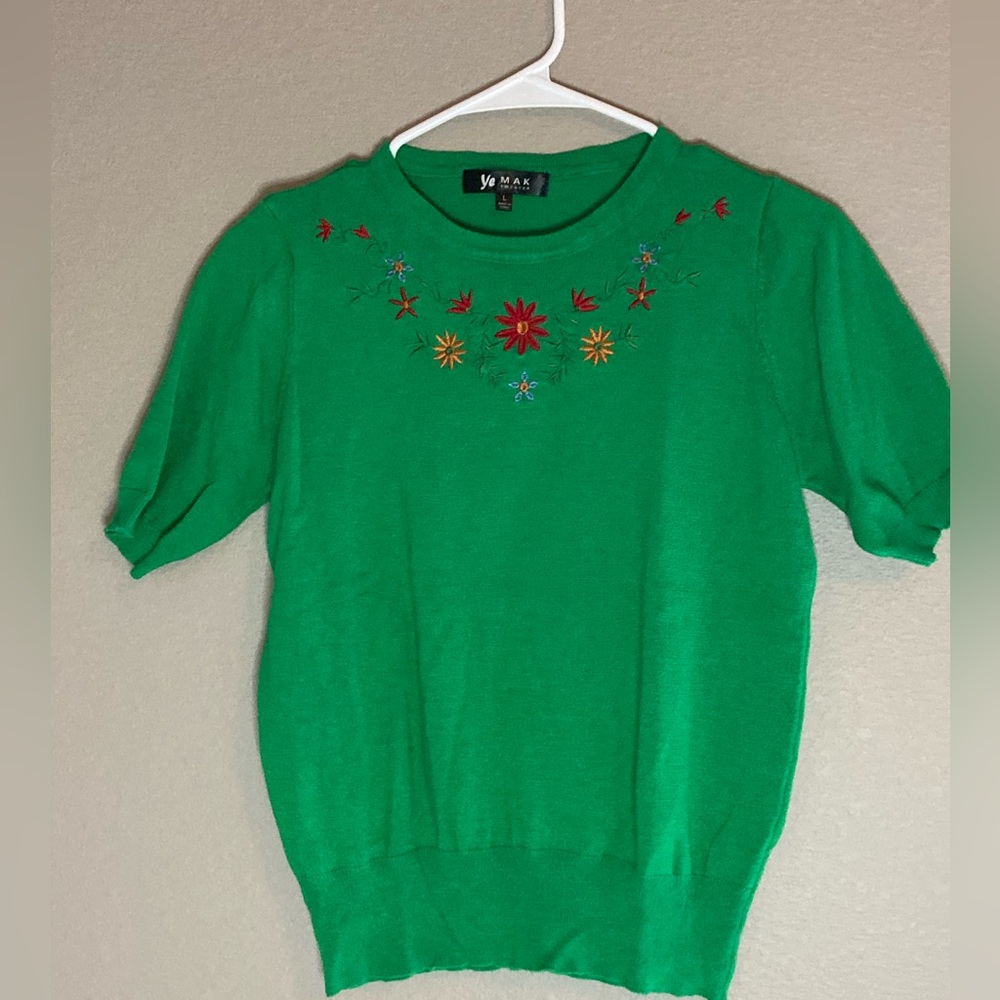 Short sleeve sweater with embroidery